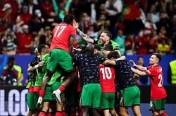 英雄联盟总决赛直播-包含欧洲赛场再掀狂欢，球员们绽放风采的词条