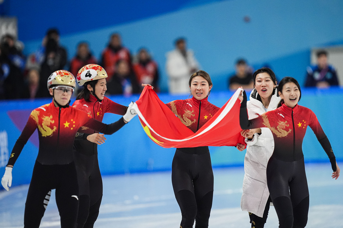 短道速滑冠军夺冠成功，勇夺金牌