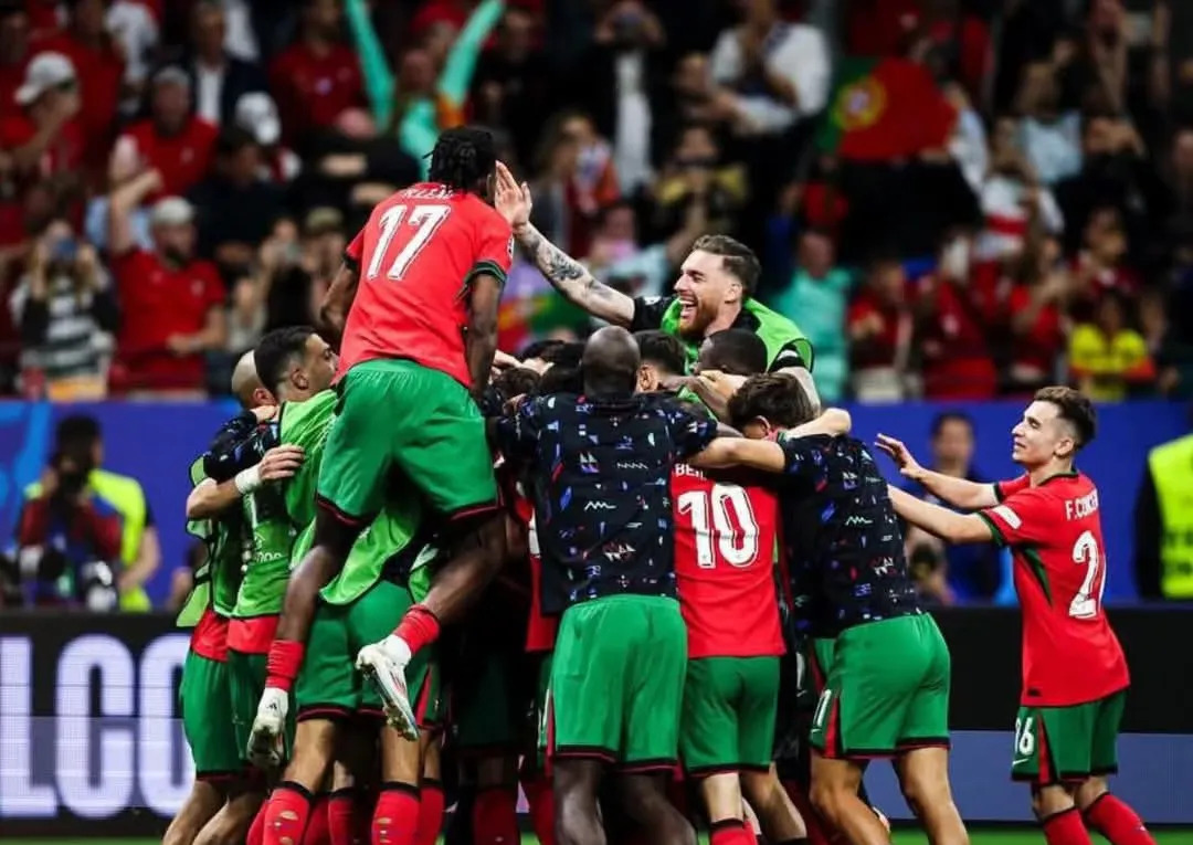 关于葡萄牙不敌荷兰，球迷为比赛结果扼腕悔恨的信息