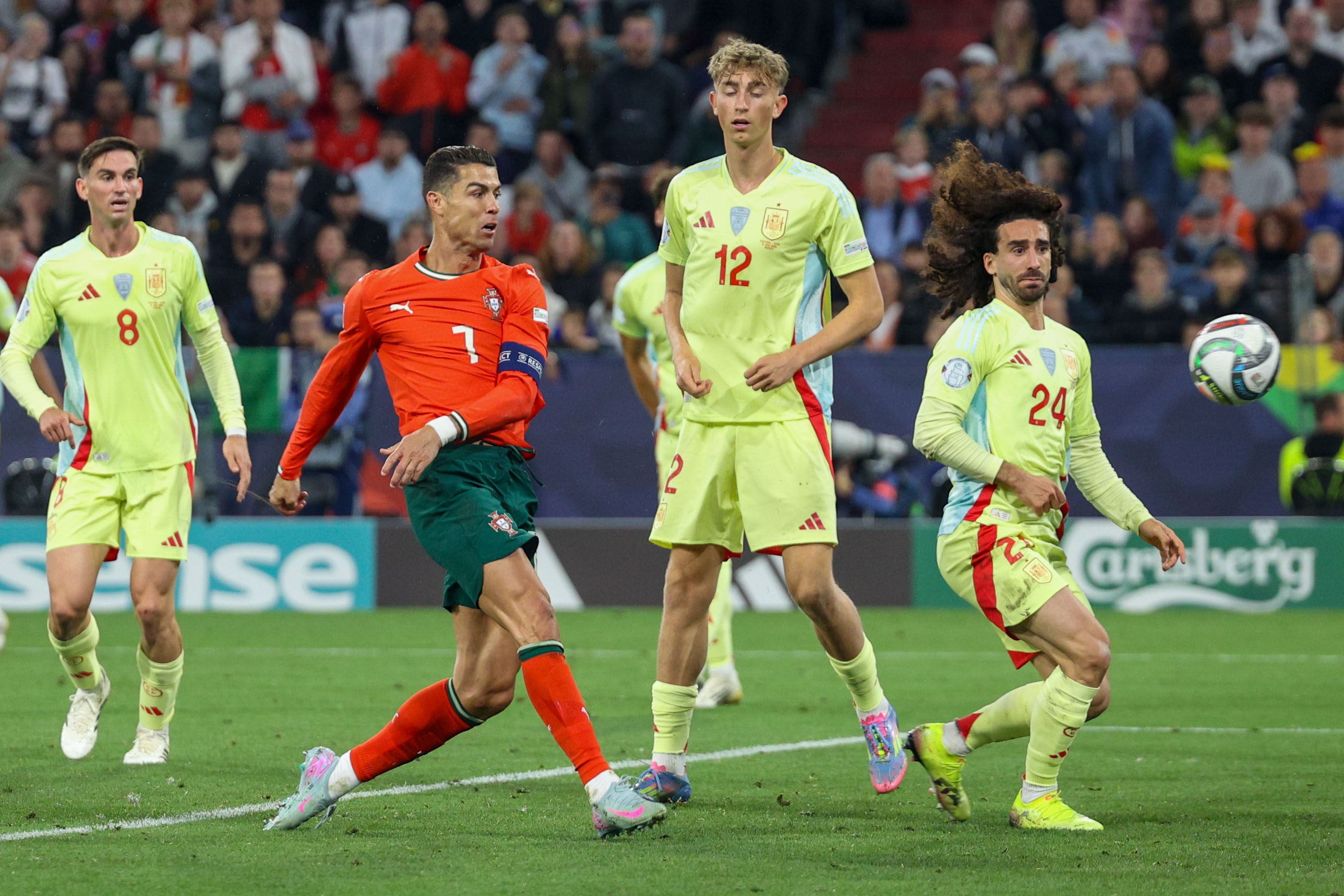 关于葡萄牙不敌荷兰，球迷为比赛结果扼腕悔恨的信息