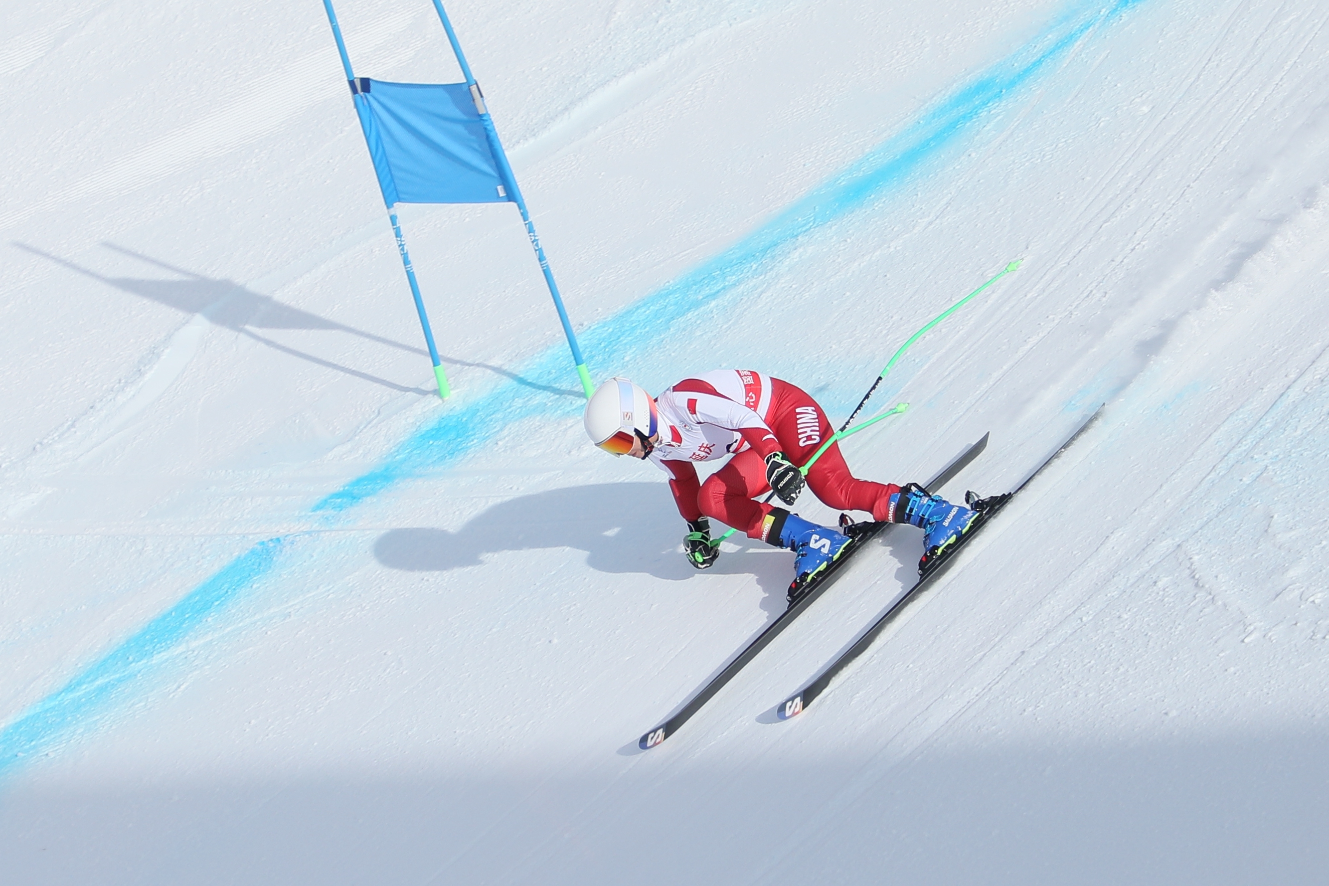 包含滑雪选手飞奔冰雪之上展示突破性表现的词条