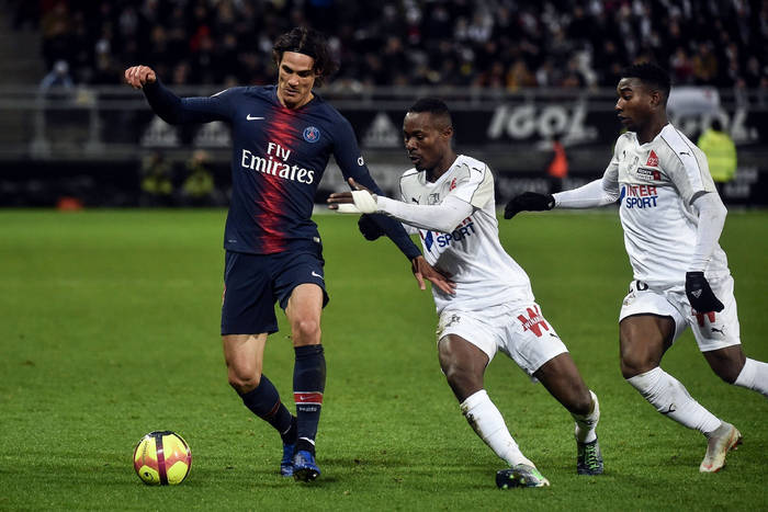 亚眠中场控制比赛，稳定节奏