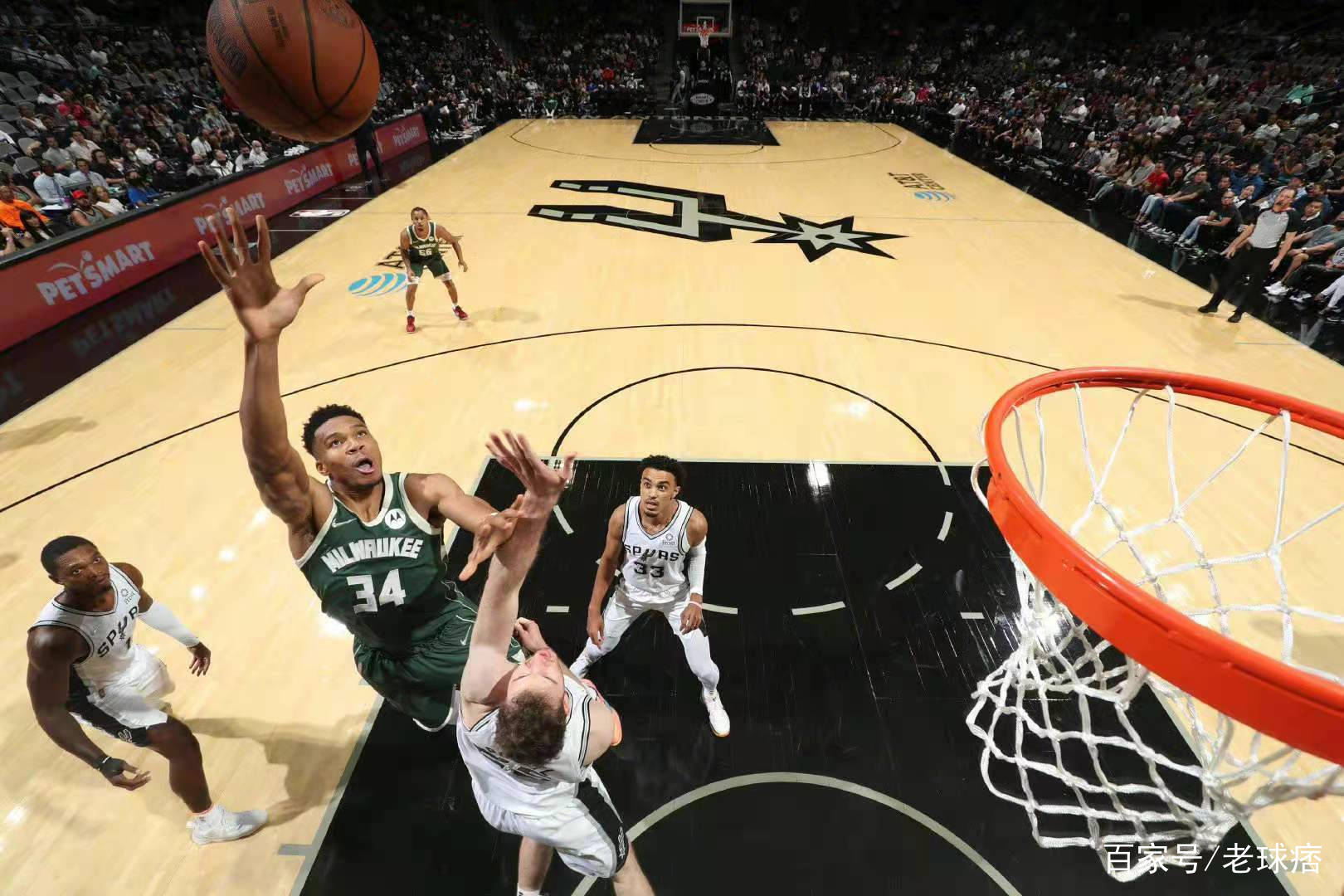 福建队碾压雄鹿,高诗岩刷新纪录 福建队碾压雄鹿,高诗岩刷新纪录