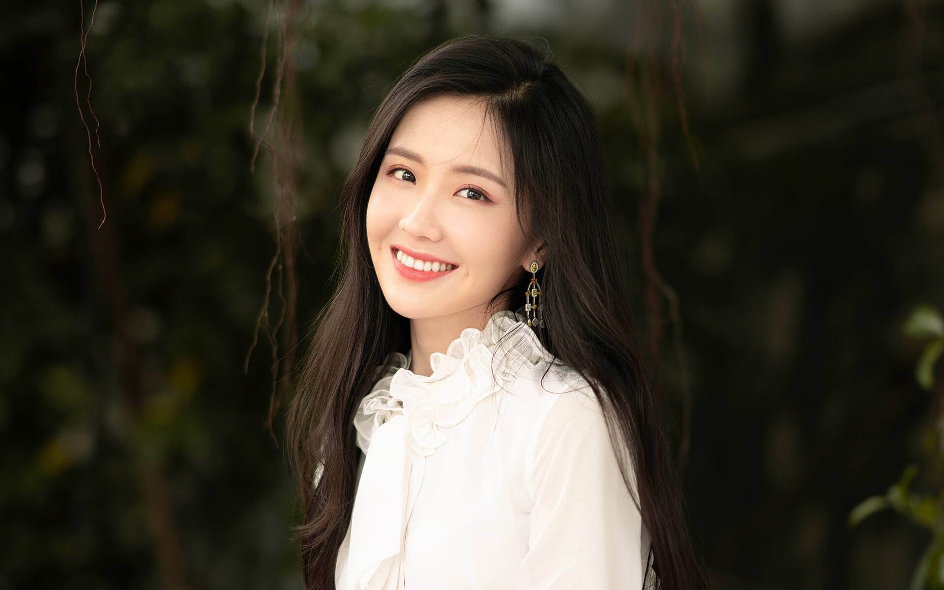 完美斯通斯引领三狮军团，奥地利切尔西式防线遭打穿